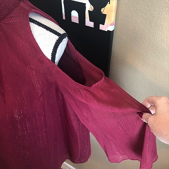 Rachel Zoe NWT Cold Shoulder Burgundy Blouse Medium - Picture 4 of 9